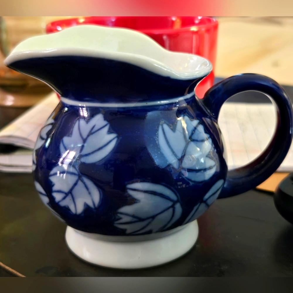🌞VINTAGE 80s COBALT BLUE WHITE LEAVES SMALL VTG PITCHER / CREAMER 3" High